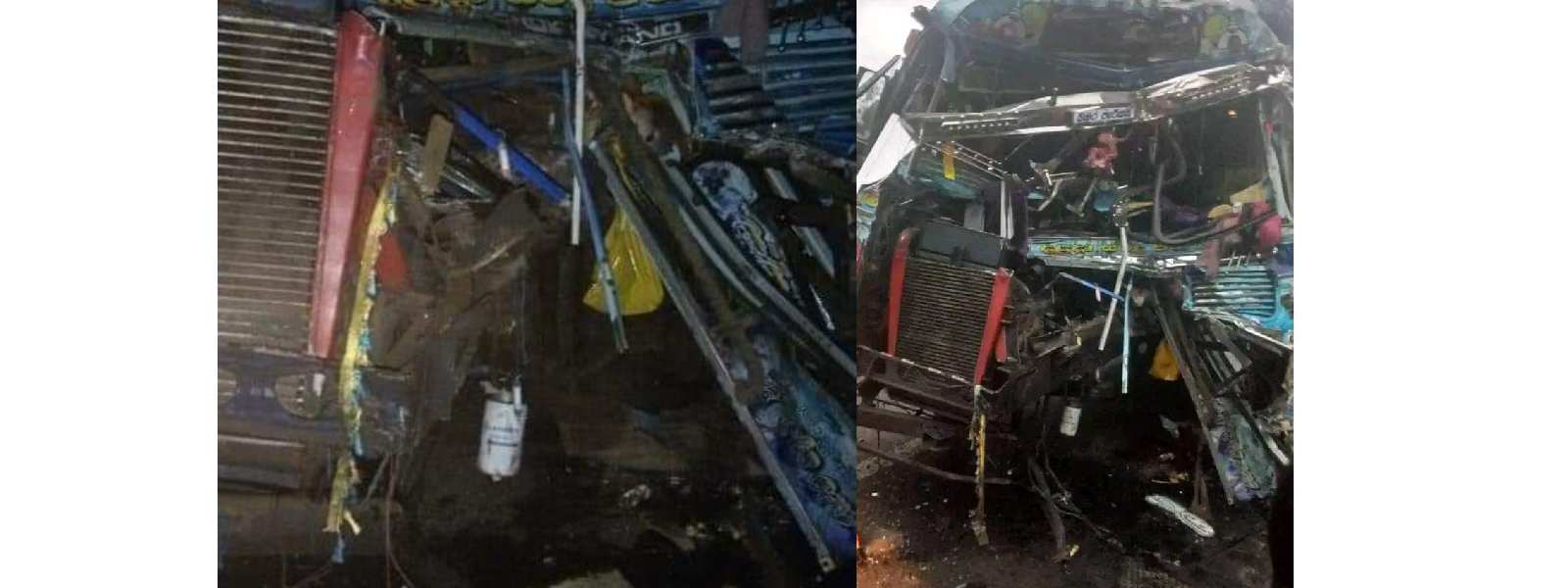 බස් අනතුරකින් දෙදෙනෙකු මරුට..